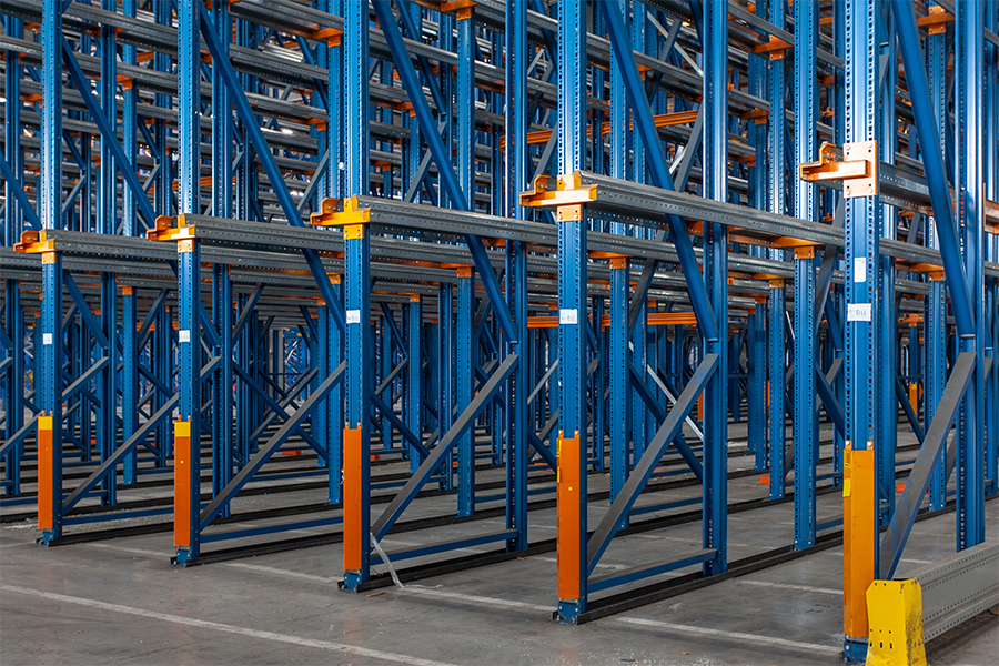 Koordinoidut päivitykset varaston tukilaitteisiin yleisen logistiikan tehokkuuden parantamiseksi